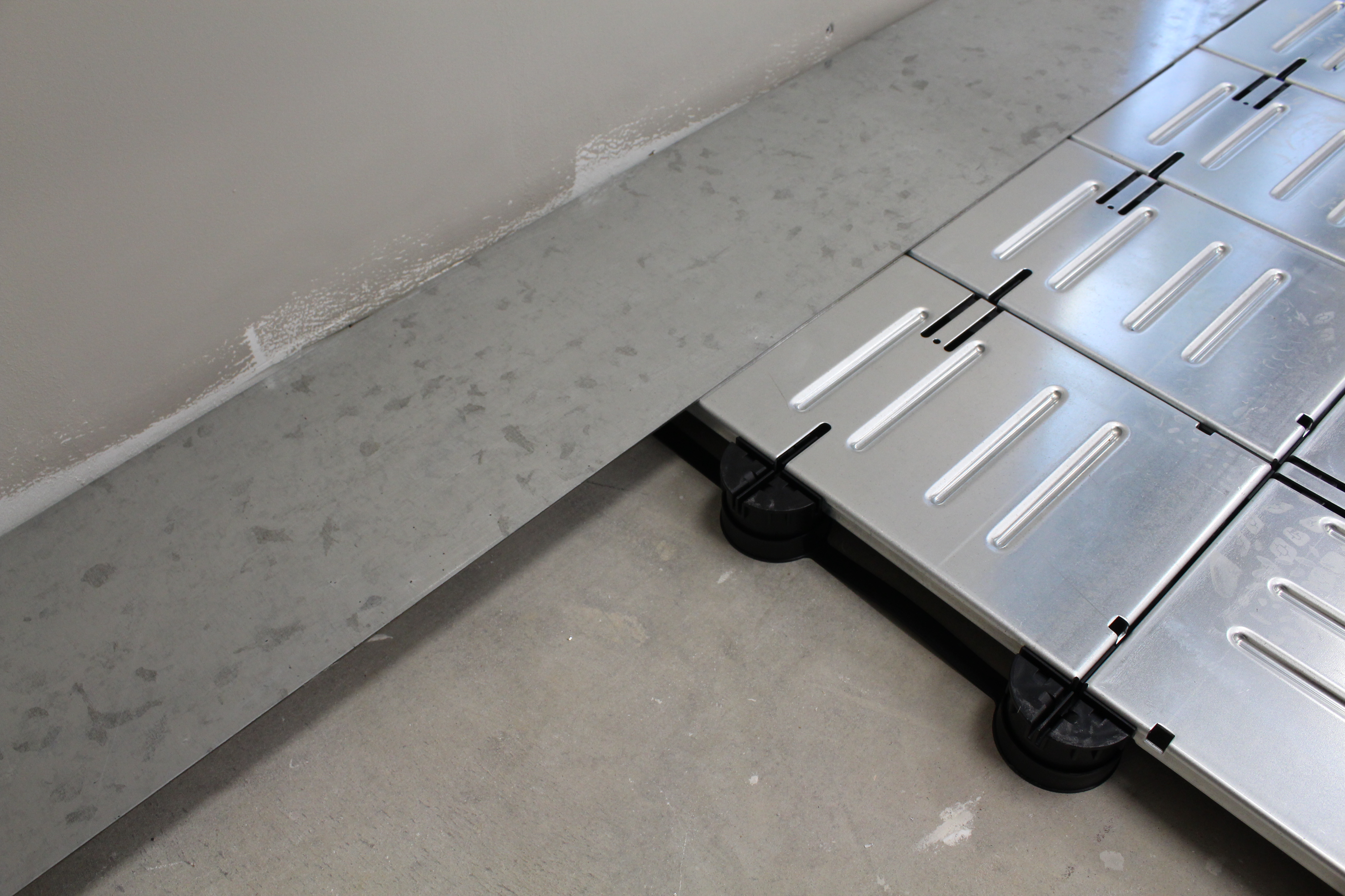 Perimeter plate specifically designed for low profile access flooring